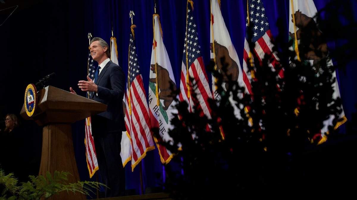 El gobernador Gavin Newsom habla durante el discurso sobre el Estado del Estado de 2022 en el California Natural Resources Agency Auditorium, el martes 8 de marzo de 2022, en Sacramento.