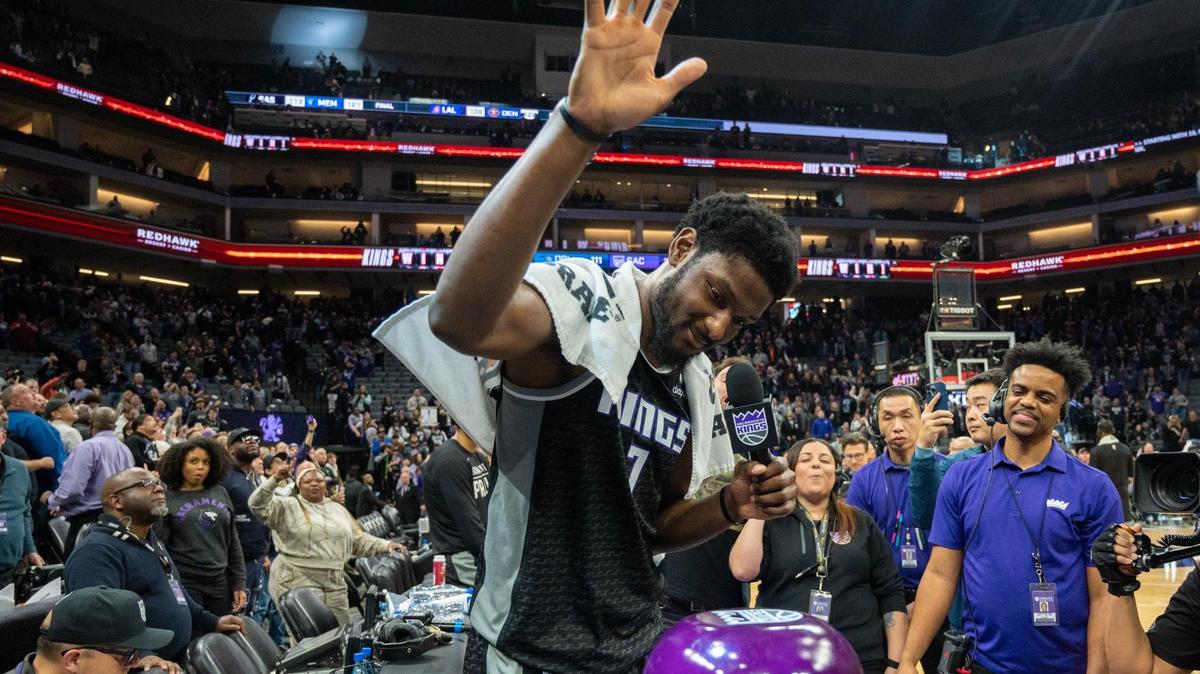 Sacramento Kings forward Chimezie Metu (7) hits the button to light the beam after the Sacramento Kings beat the Orlando Magic 136-111 at Golden 1 Center in Sacramento, Monday, Jan. 9, 2023.