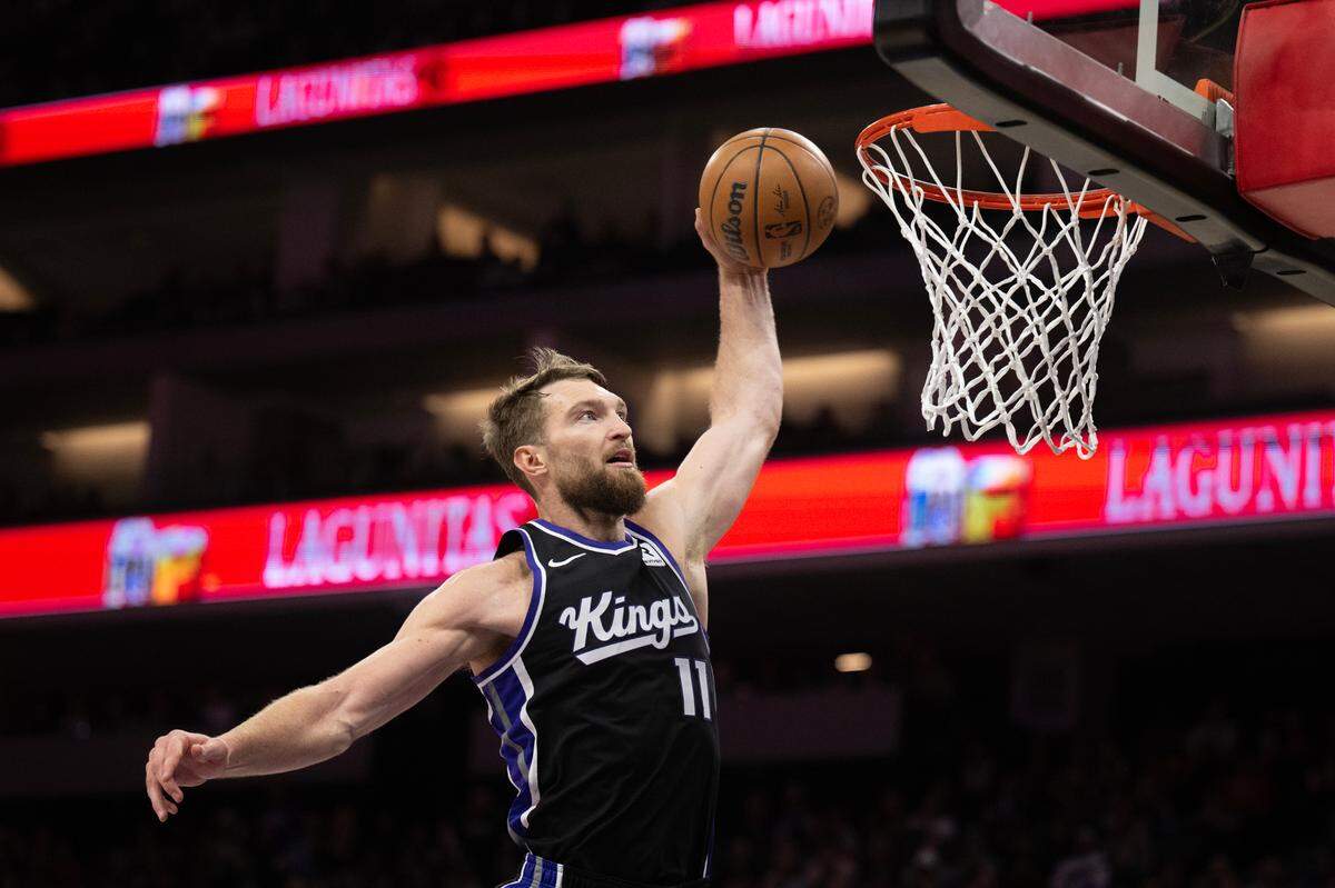 Sacramento Kings center Domantas Sabonis (11) scores a basket in the second half in an NBA game against the Toronto Raptors on Wednesday, Nov. 6, 2024 at Golden 1 Center.