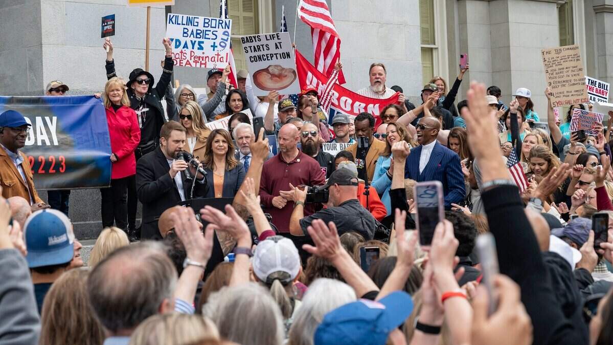 Jonathan Keller, presidente del California Family Council, se dirige a una gran multitud que se reunió para protestar contra el AB 2223, que según el concejo despenalizaría el infanticidio, el martes en el Capitolio estatal. Keller dijo que había más de 2,000 personas en la manifestación. El proyecto de ley, cuya autora es la asambleísta Buffy Wicks, demócrata de Oakland, pretende proteger a las mujeres de las sanciones penales y civiles por aborto espontáneo, el parto de un feto muerto, aborto o muerte perinatal por una causa relacionada con el embarazo.