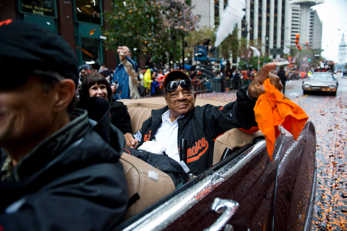 La leyenda de los San Francisco Giants Willie Mays celebra con el equipo campeón de la Serie Mundial de 2014 durante el desfile de la victoria en San Francisco.
