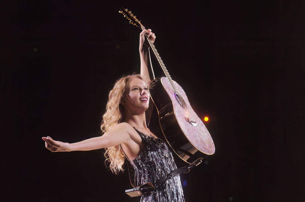 Taylor Swift performs her Fearless Tour in Pennsylvania in 2009, the same year she performed her song “Fifteen” at the Grammy Awards.