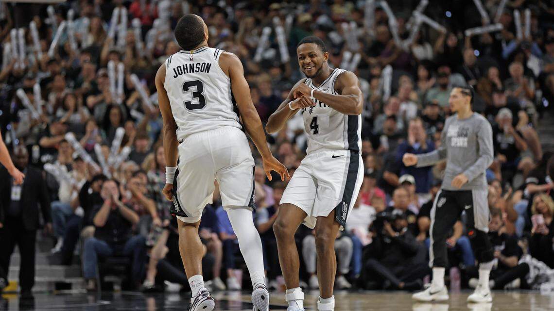 De’Aaron Fox thrives off Spurs’ stability in symbolic performance against Kings