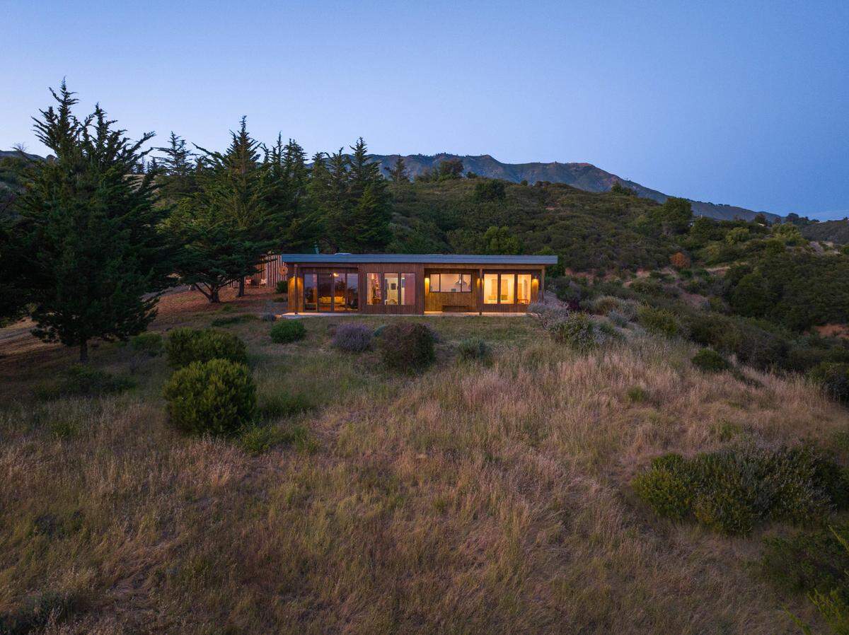 The home in Big Sur, for sale for $1.85 million, is minimalist and striking in its design. It is also cozy, spanning 1,325&nbsp;square feet with one bedroom and one bathroom.&nbsp;
