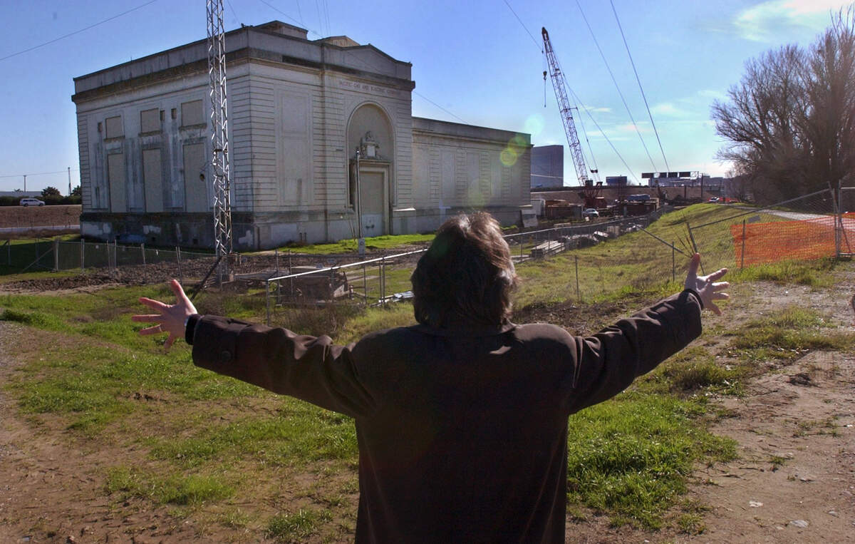 Then-mayor Heather Fargo spreads her arms toward the old PG&E power station and proclaims “this is ours” in 2002. The Jibboom street building has been vacant since it was acquired by the state of California in 1960 for the construction of Interstate 5. Fargo said she didn’t yet know what city would do with its new purchase.