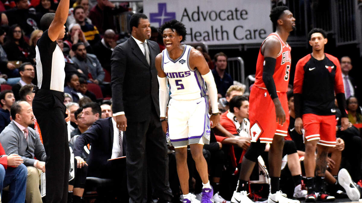 Sacramento Kings guard De’Aaron Fox (5) reacts after making a 3-pointer against the Bulls in the second half of Monday night’s game in Chicago. Fox scored 25 points as the Kings won 108-89.