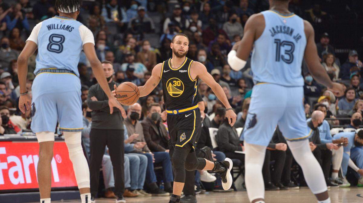 Golden State Warriors guard Stephen Curry (30) handles the ball against the Memphis Grizzlies in the first half of an NBA basketball game Tuesday, Jan. 11, 2022, in Memphis, Tenn. (AP Photo/Brandon Dill)