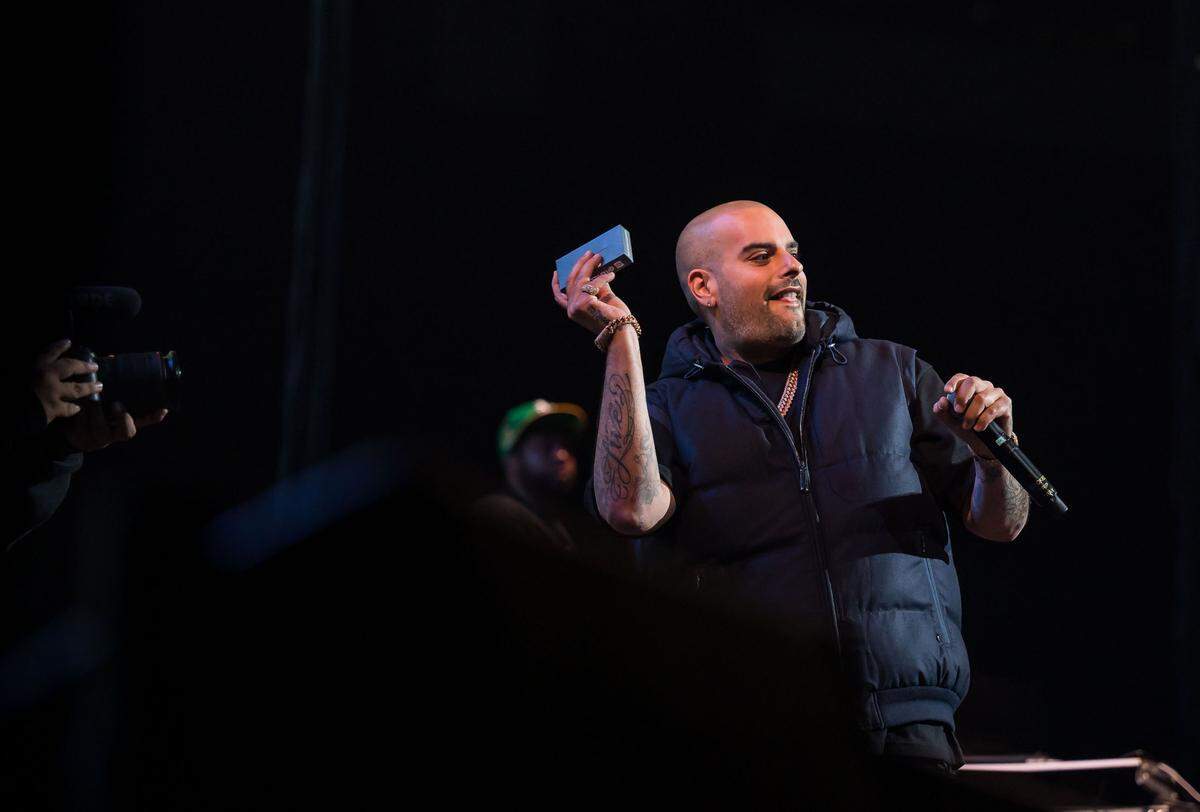 Berner, a rapper and co-founder of the cannabis brand Cookies, tosses freebies to the crowd at his performance at Snoop Dogg’s High School Reunion Tour at Sacramento’s Golden 1 Center on Friday, Aug. 25, 2023, with Wiz Khalifa, Too $hort, Warren G and DJ Drama.