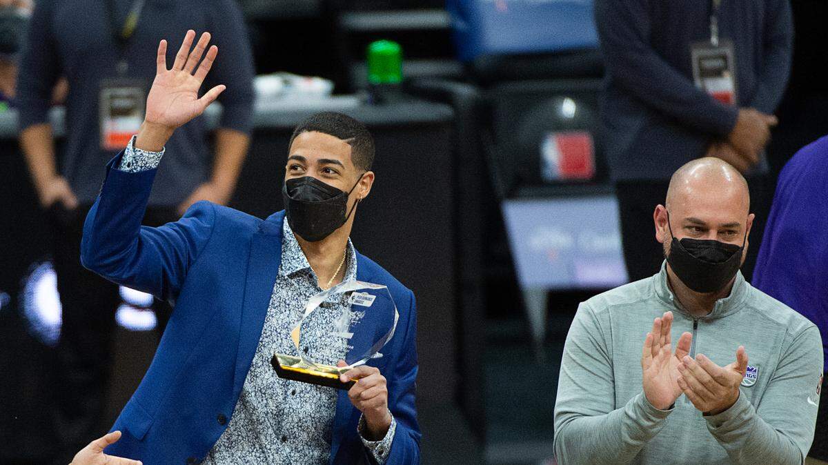 Sacramento Kings guard Tyrese Haliburton (0) recieves the rookie of the month from Vivek Ranadivé and Monte McNair before the game at Golden 1 Center on Sunday, Feb. 28, 2021 in Sacramento.
