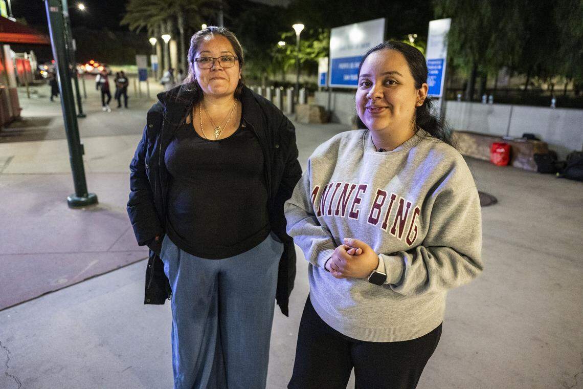 María de Jesús Estrada, una beneficiaria de DACA que fue deportada en febrero a México, se reúne con su hija Damaris Bello en el cruce fronterizo de San Ysidro el lunes 30 de marzo de 2026.