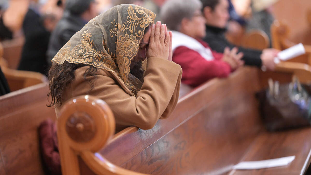 Una mujer reza durante la misa en la Catedral del Santísimo Sacramento, en el centro de la ciudad, el domingo.