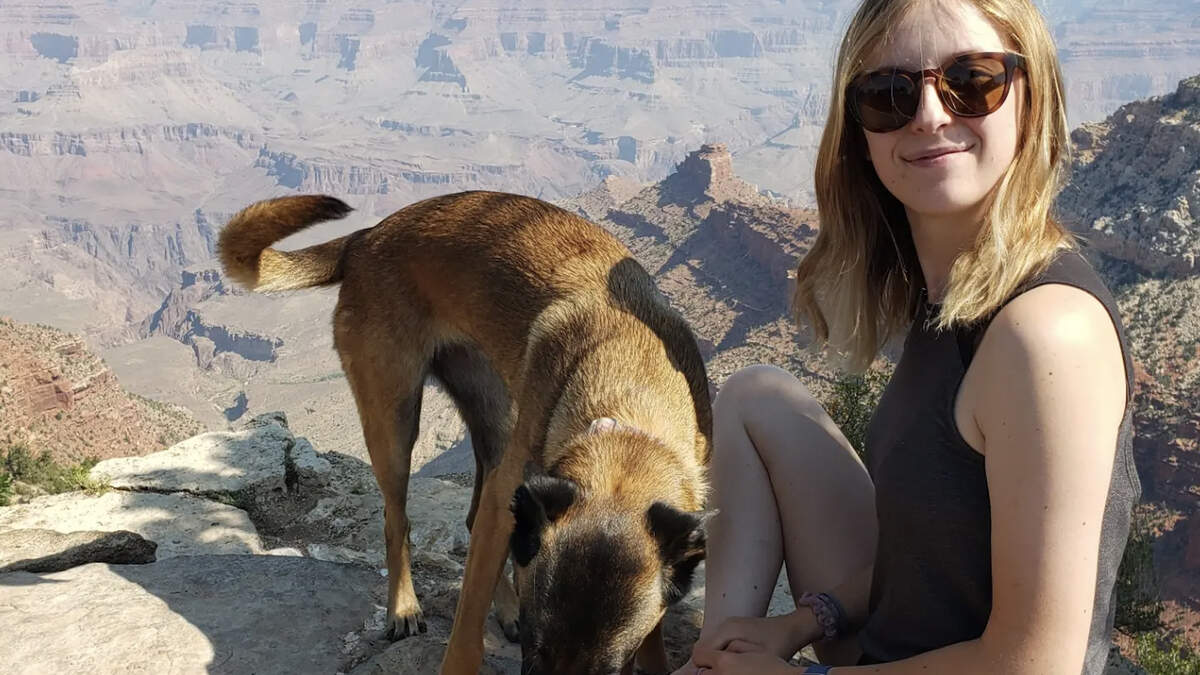 Erin Wilson con su perra, Eva, la belga malinois de dos años y medio, que resultó gravemente herida al luchar contra un puma que atacó a Wilson cuando la pareja salía a dar un paseo vespertino por el río Trinity el lunes.