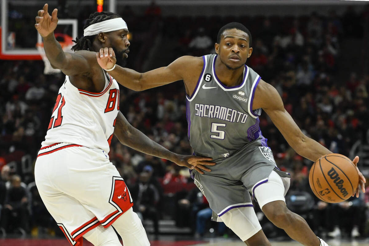 Sacramento Kings guard De’Aaron Fox (5) moves the ball against Chicago Bulls guard Patrick Beverley (21) during the second half at the United Center on Wednesday, March 15, 2023.
