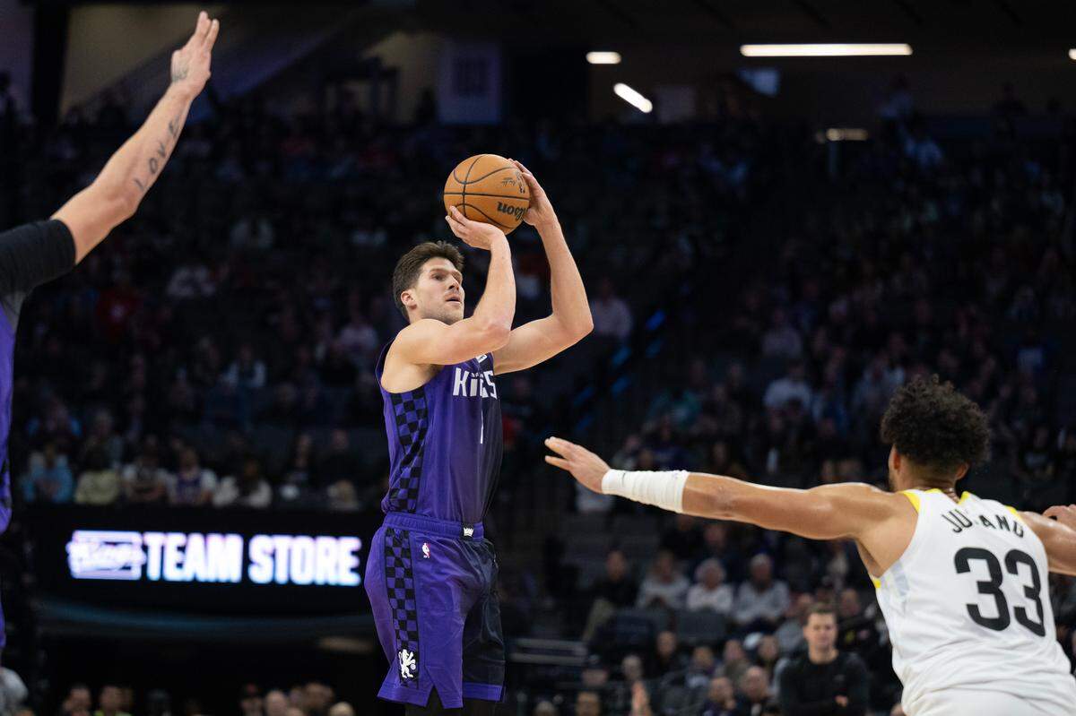Sacramento Kings forward Doug McDermott (7) shoots and scores a three point shot over Utah Jazz guard Johnny Juzang (33) in the second half on Sunday, Dec. 8, 2024, at the Golden 1 Center.
