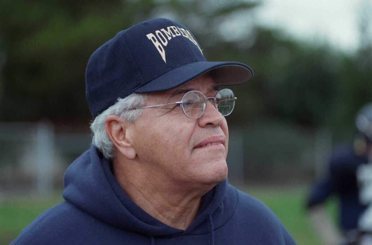 Mel Fontes instructs players during a 1999 practice at Jesuit High School for the 25th Pig Bowl at Hughes Stadium. The longtime Sacramento-area coach died Saturday at the age of 90.