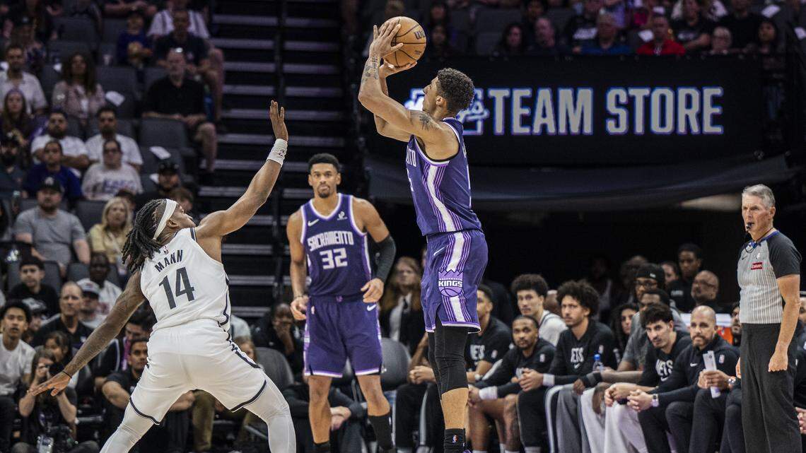 Kings vs. Hawks: Nique Clifford, Dyson Daniels, Jonathan Kuminga injury news