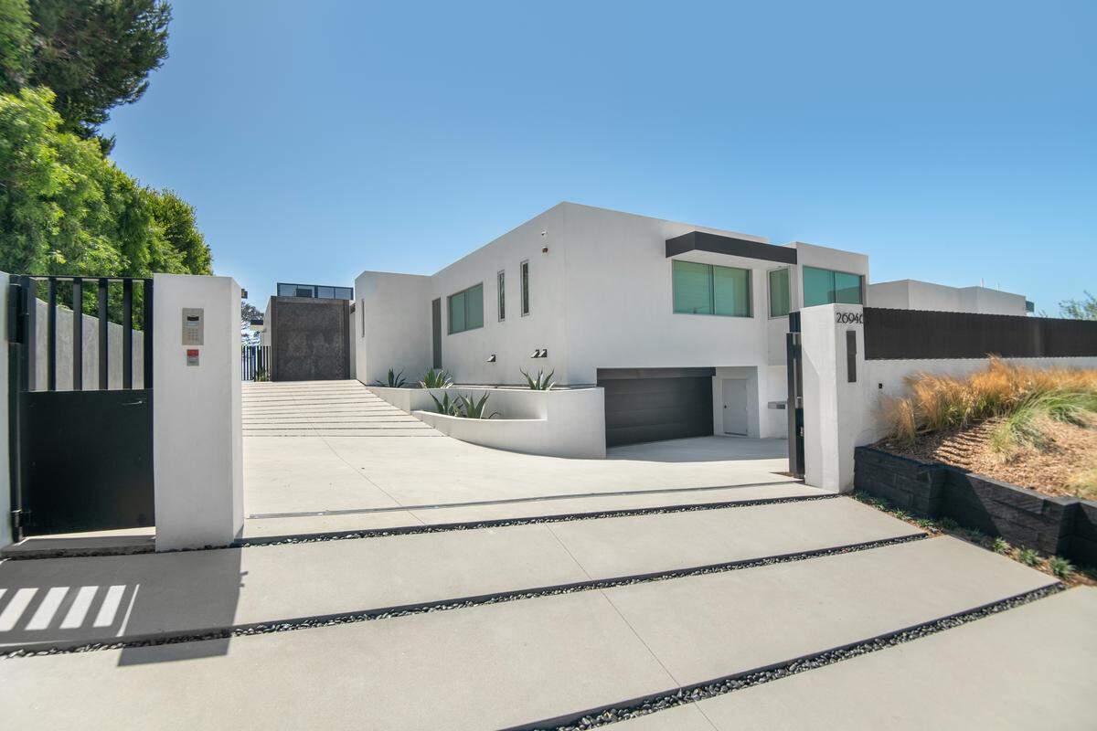 Floor-to-ceiling glass sliders frame endless ocean views in Hunter Pence’s Malibu estate.