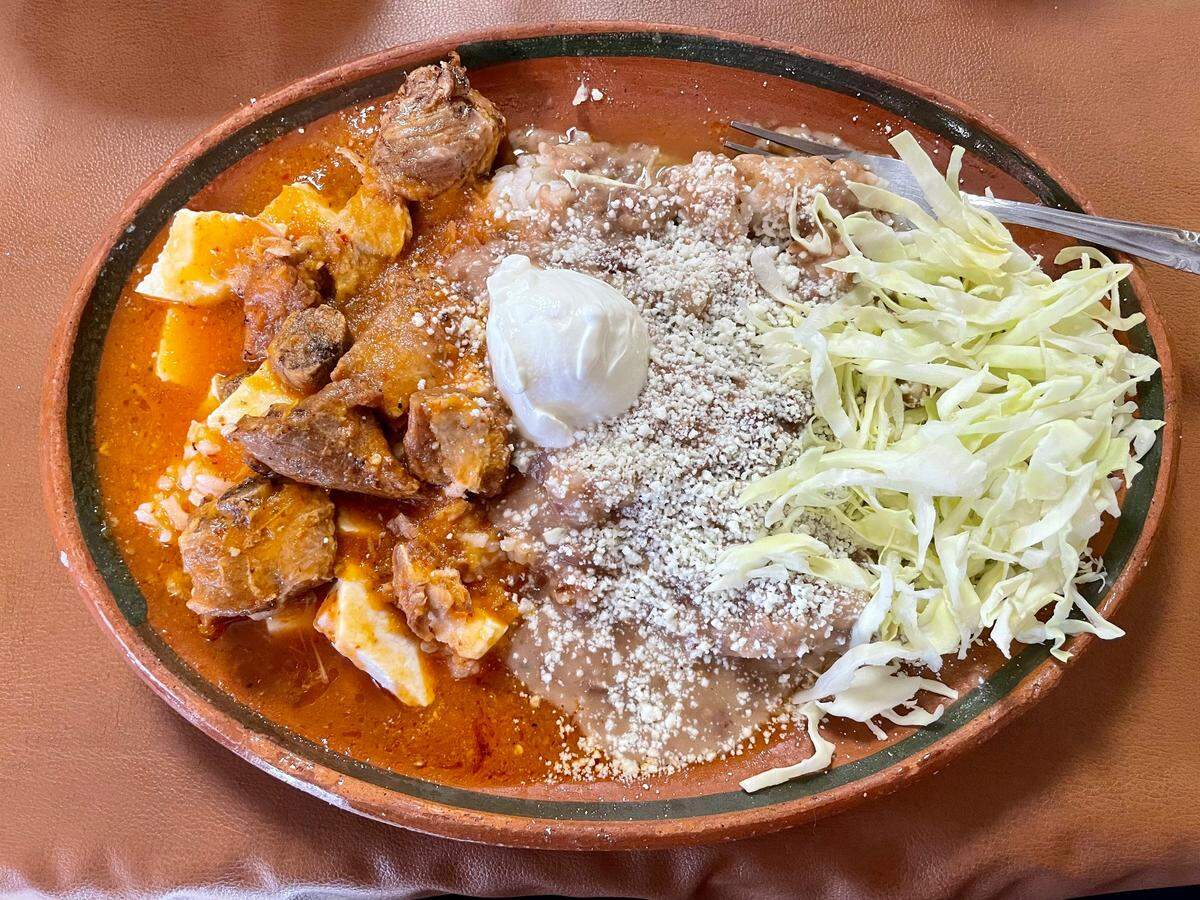 Molcajetes Apatzingan specializes in food from the Mexican state Michoacan, such as morisqueta.