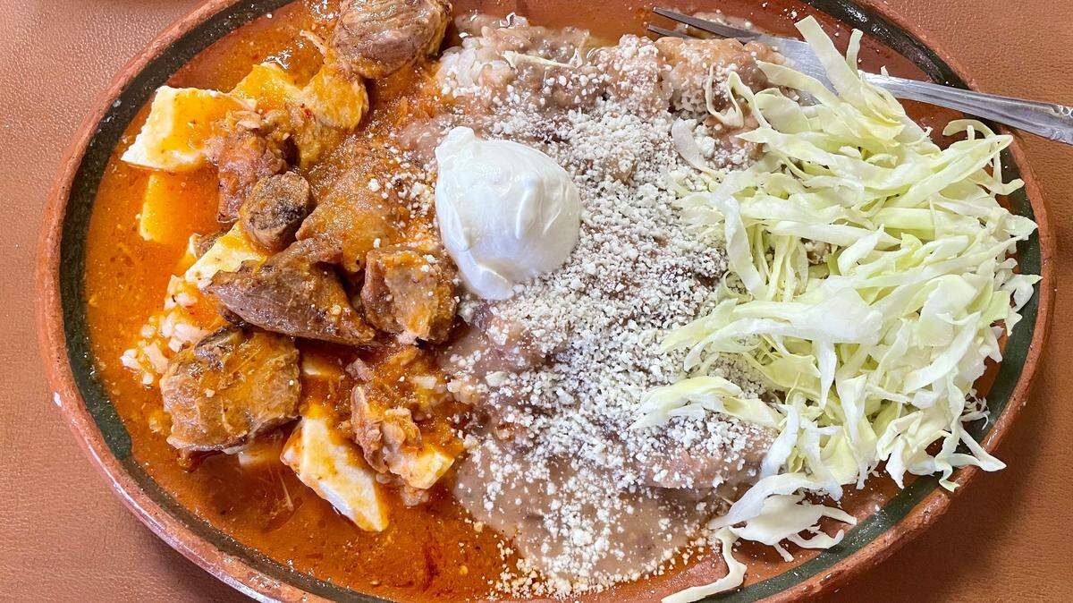 Molcajetes Apatzingán specializes in food from the Mexican state Michoacán, such as morisqueta.