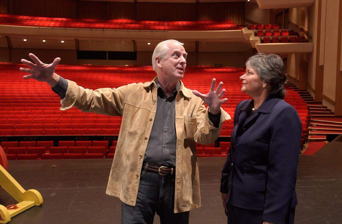 Ron Cunningham, artistic director of the Sacramento Ballet, discusses the new sets for a “Nutcracker” production of the with then-Mayor Heather Fargo at the Sacramento Community Center Theater in 2003. 