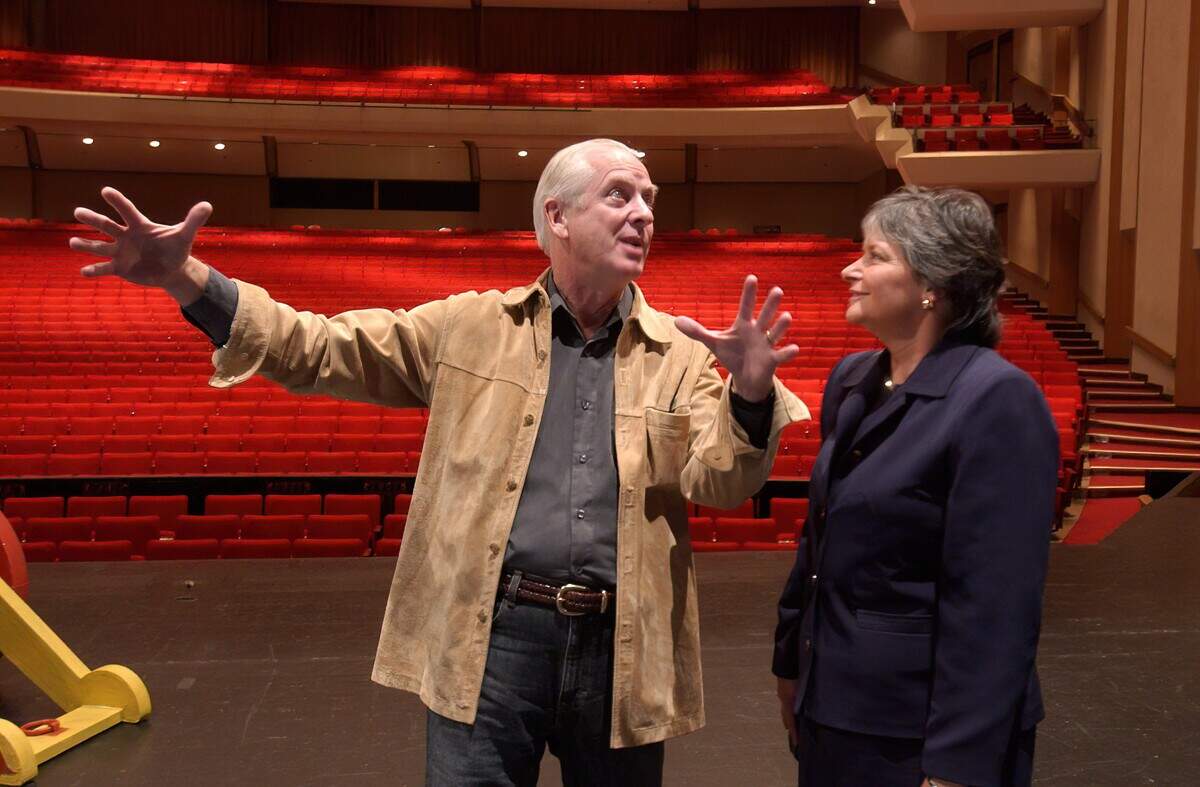 Ron Cunningham, artistic director of the Sacramento Ballet, discusses the new sets for a “Nutcracker” production of the with then-Mayor Heather Fargo at the Sacramento Community Center Theater in 2003.