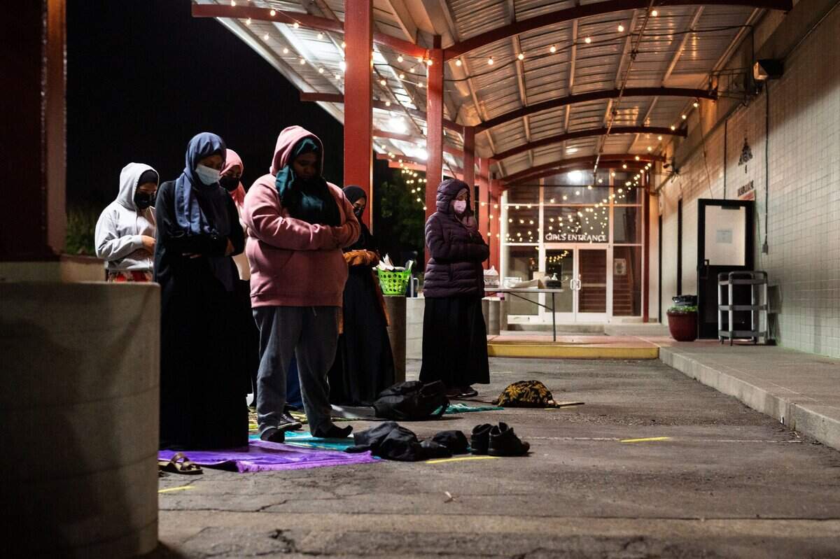 Worshippers social distance outside the main women’s section at Masjid Annur Islamic Center in south Sacramento on Tuesday. It was the second night of prayers for Ramadan.