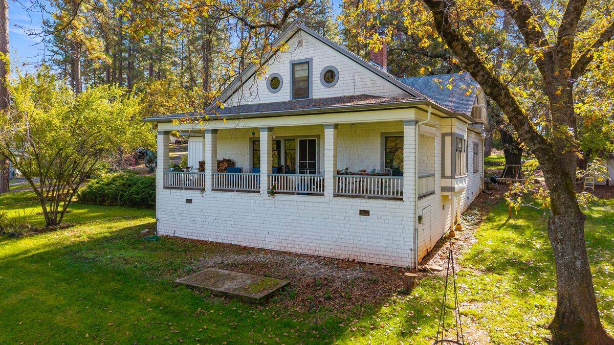 The property has two grand homes and six cabins.