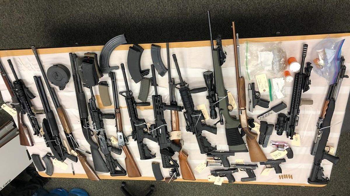 A search of a Berry Creek home found 20 guns, some of which were illegal assault weapons, plus drugs. 