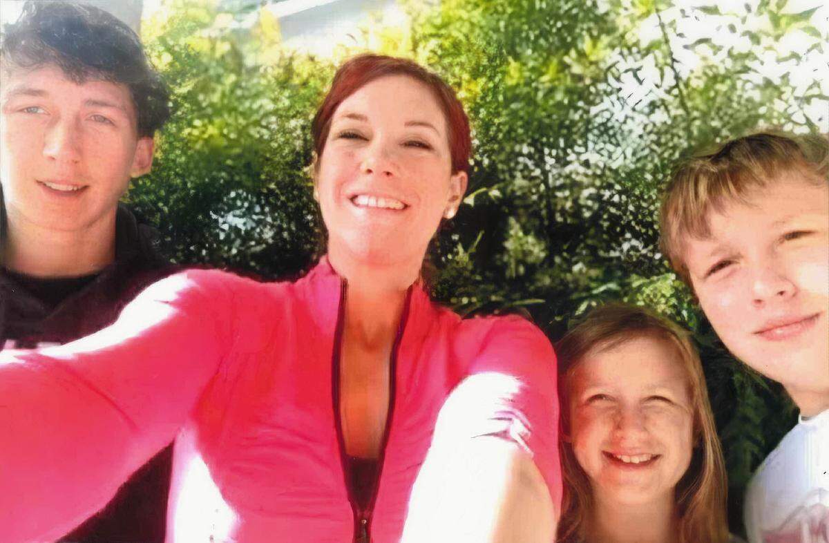 Sara takes a selfie with her children, Oliver, Josie and Adam.