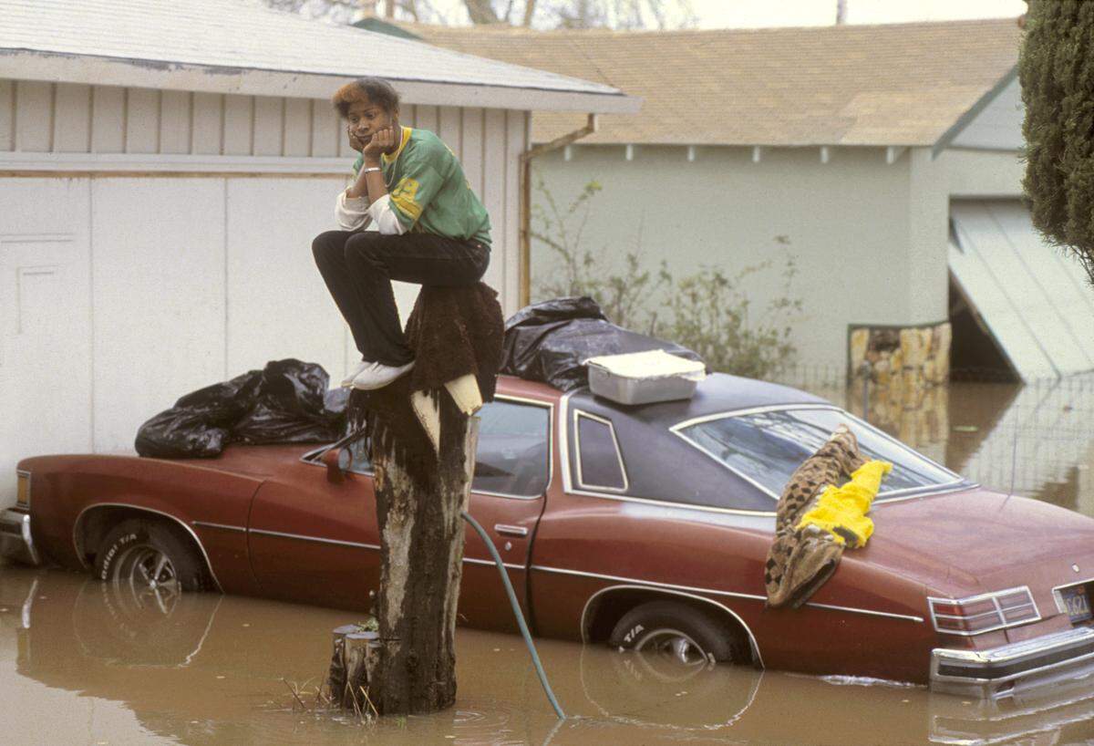 Kim Johnson waits for the cleanup to begin at her mother-in-law's house in the Strawberry Manor neighborhood of Sacramento after Arcade Creek flooded the area in 1986.