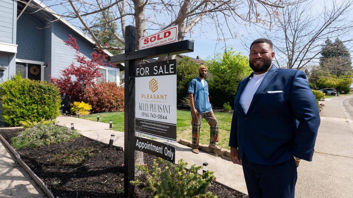 El agente de bienes raíces Kelly Pleasant posa el viernes con el propietario Kenny Franklin en su casa de Orangevale, la cual recibió siete ofertas y recientemente se vendió $35,000 por encima del precio listado.