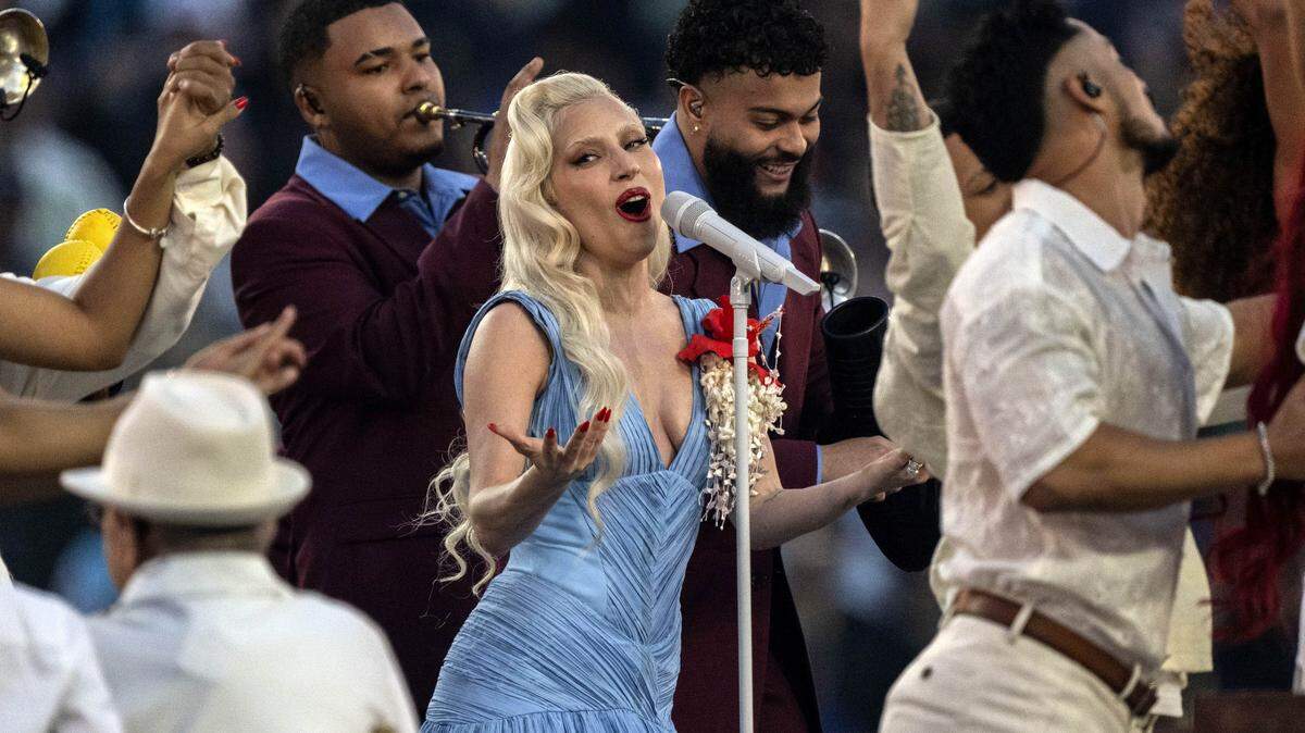 Lady Gaga canta “Die with a smile” durante el espectáculo del medio tiempo del Super Bowl LX en el Levi’s Stadium, el domingo 8 de febrero de 2026.