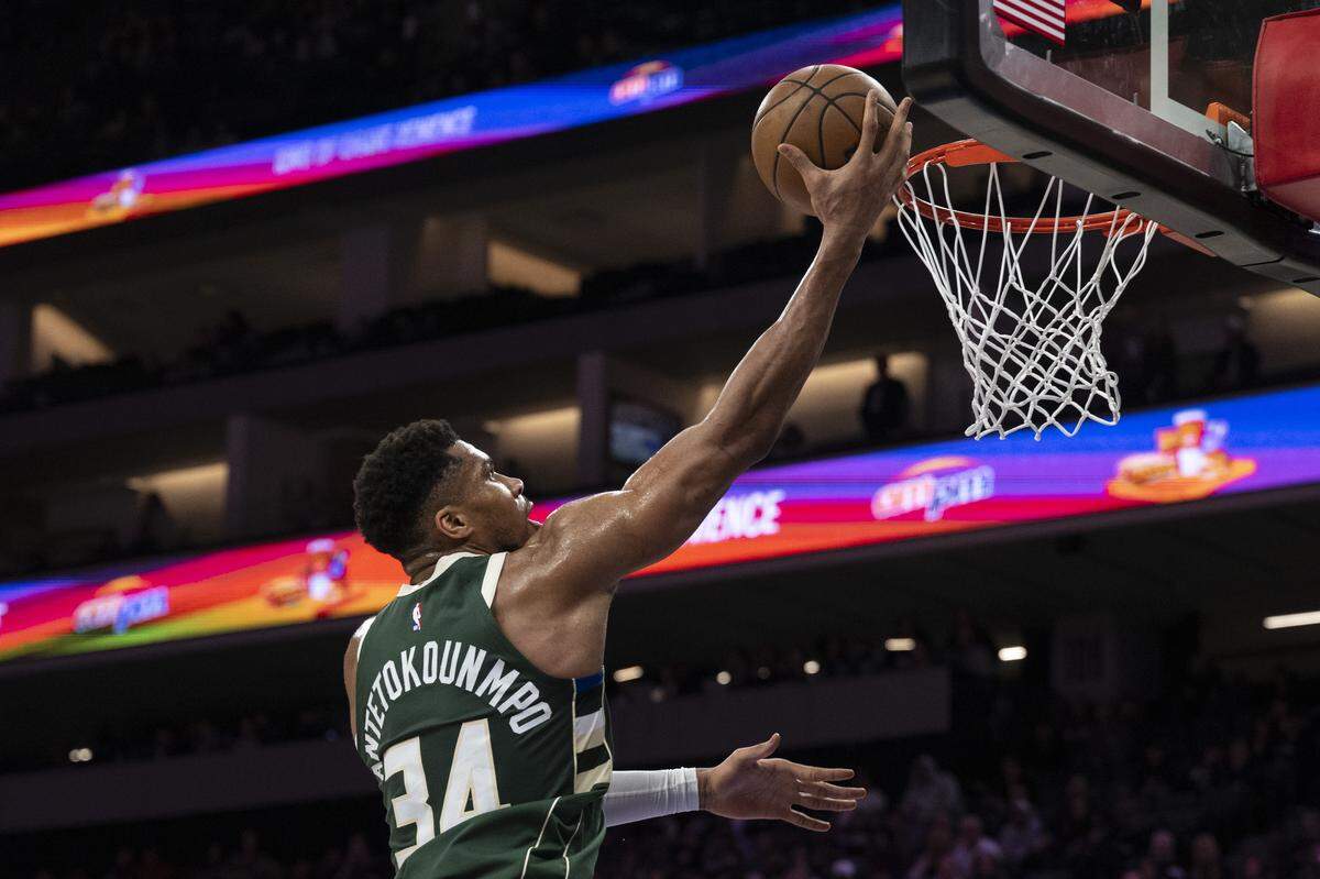 Milwaukee Bucks forward Giannis Antetokounmpo (34) shoots during a game at Golden 1 Center in Sacramento on Sunday, Jan. 4, 2026.