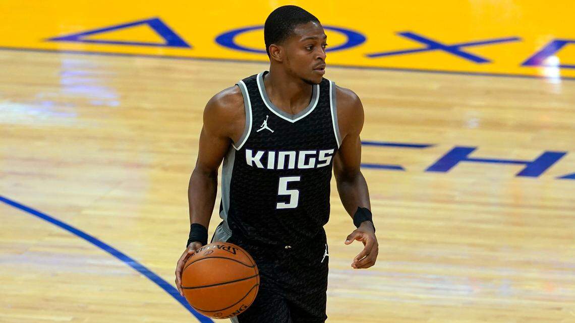 Sacramento Kings guard De’Aaron Fox (5) dribbles against the Golden State Warriors during the first half of an NBA basketball game in San Francisco, Monday, Jan. 4, 2021. (AP Photo/Jeff Chiu)