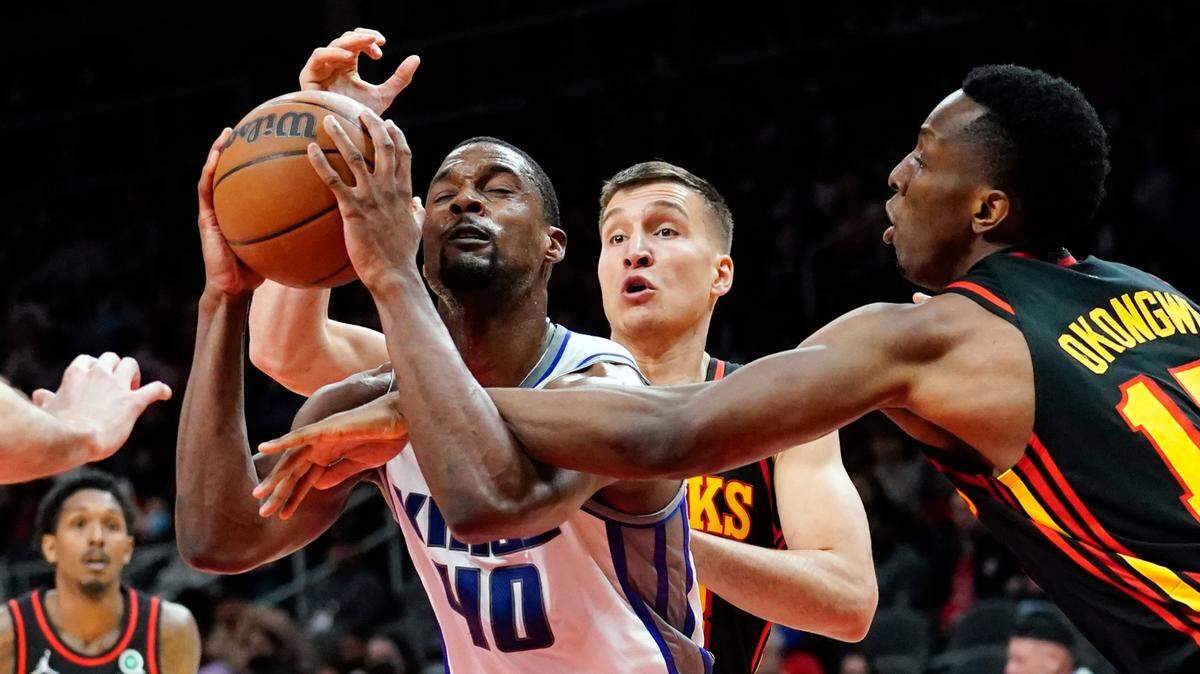 Sacramento Kings forward Harrison Barnes (40) tries to get past Atlanta Hawks forward Onyeka Okongwu (17) in the second half of an NBA basketball game Wednesday, Jan. 26, 2022, in Atlanta. (AP Photo/John Bazemore)