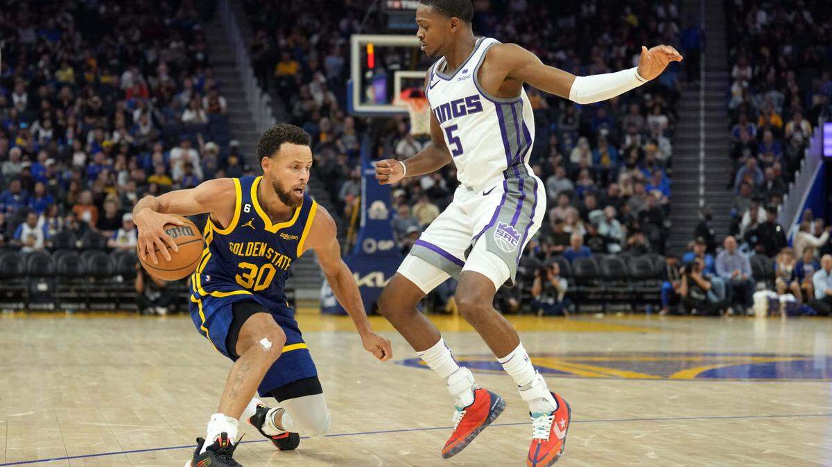 Golden State Warriors guard Stephen Curry (30) dribbles against Sacramento Kings guard De’Aaron Fox (5) during the third quarter at Chase Center on Oct. 23, 2022, in San Francisco, California.