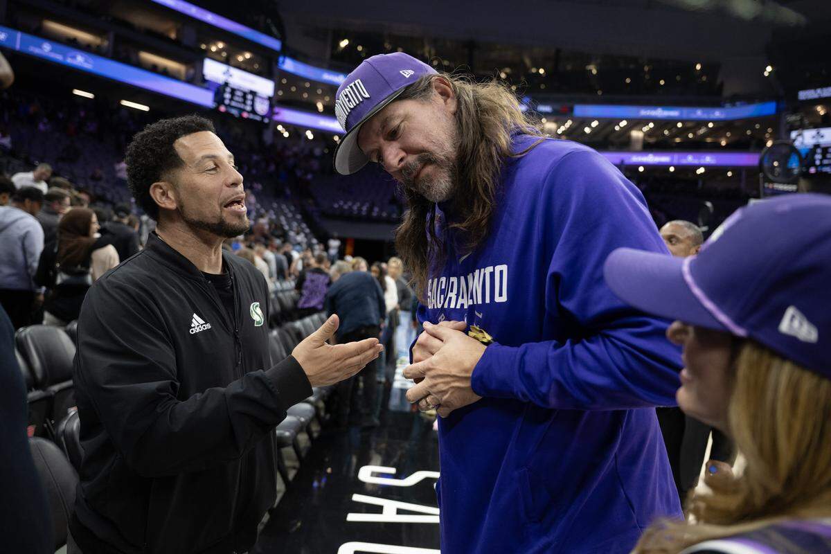 Former Sacramento Kings Brad Miller speaks with Sacramento State president Luke Wood following the game between the Sacramento Kings and the Memphis Grizzlies on Feb. 4 at Golden 1 Center. 