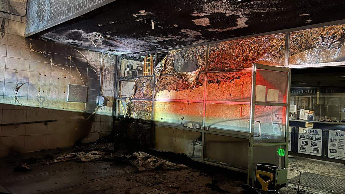 Mujer prende fuego al vestíbulo de la policía con un carrito de compras en llamas