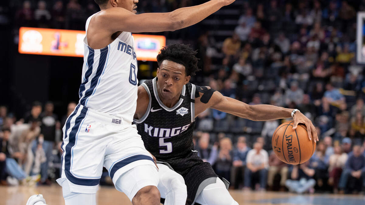 Sacramento Kings guard De’Aaron Fox (5) drives to the basket while defended by Memphis Grizzlies guard De’Anthony Melton (0) during the first half of an NBA basketball game Friday, Feb. 28, 2020, in Memphis, Tenn. (AP Photo/Nikki Boertman)