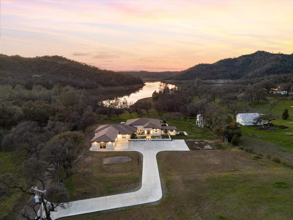 A rare, 5,000-square-foot, single-story modern home on Folsom Lake in El Dorado Hills, 30 miles east of Sacramento, is for sale for $3.4 million.