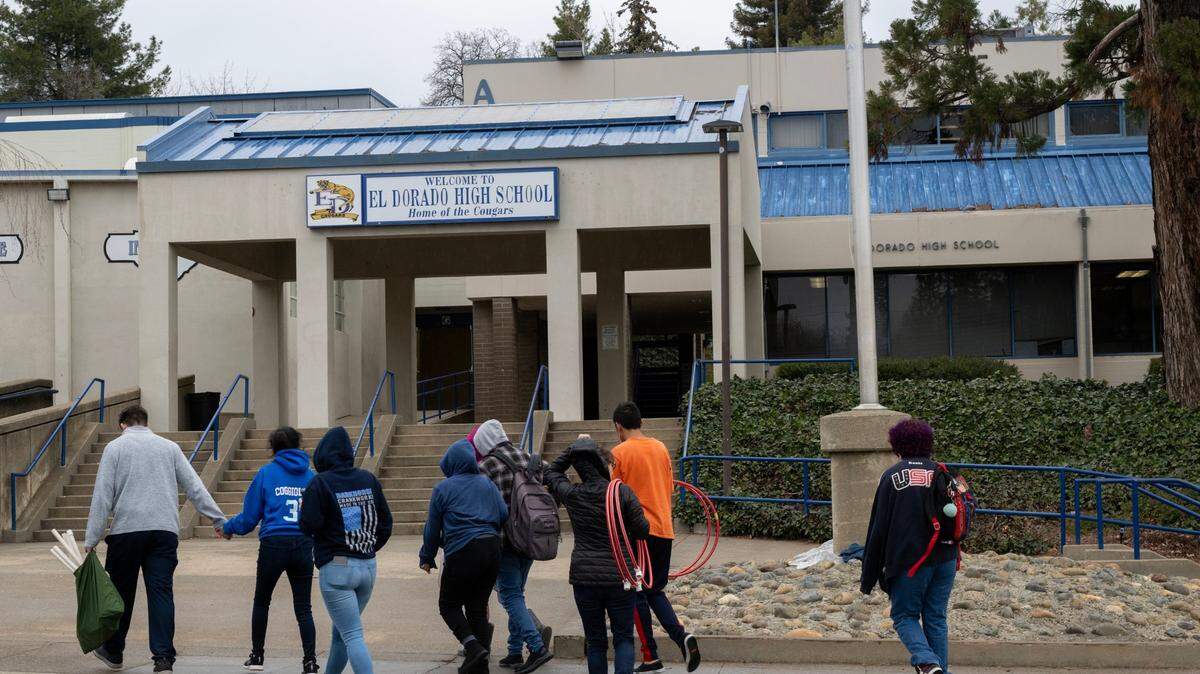 Student walk to classroom at El Dorado High School in Placerville, Friday, Feb. 3, 2023.