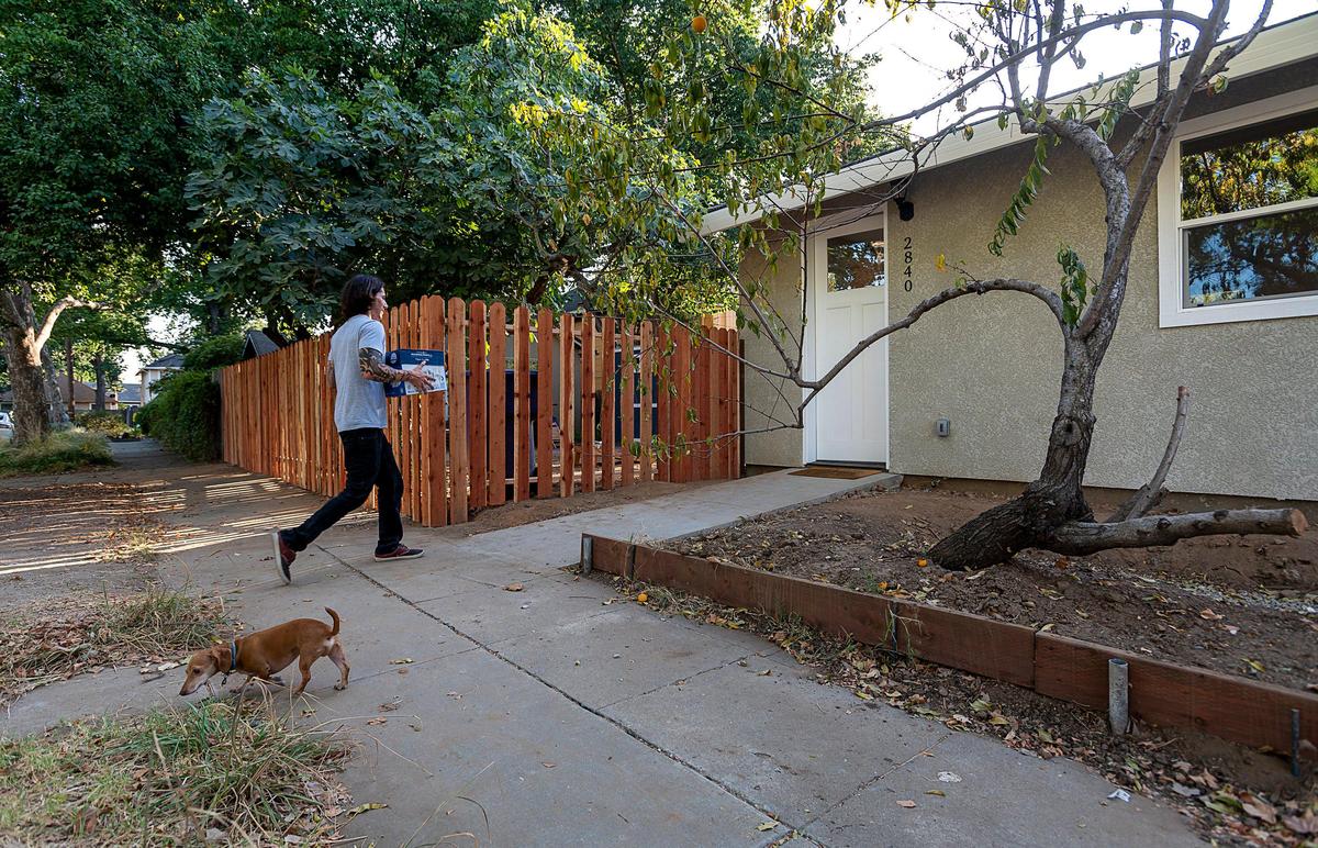 Steven Dake moves into his new home, an accessory dwelling unit, built in the backyard of Dov Kadin Tawny Madedo on Wednesday, August 21, 2019, in Sacramento. San Luis Obispo County is changing its ADU laws based on new 2020 state laws.