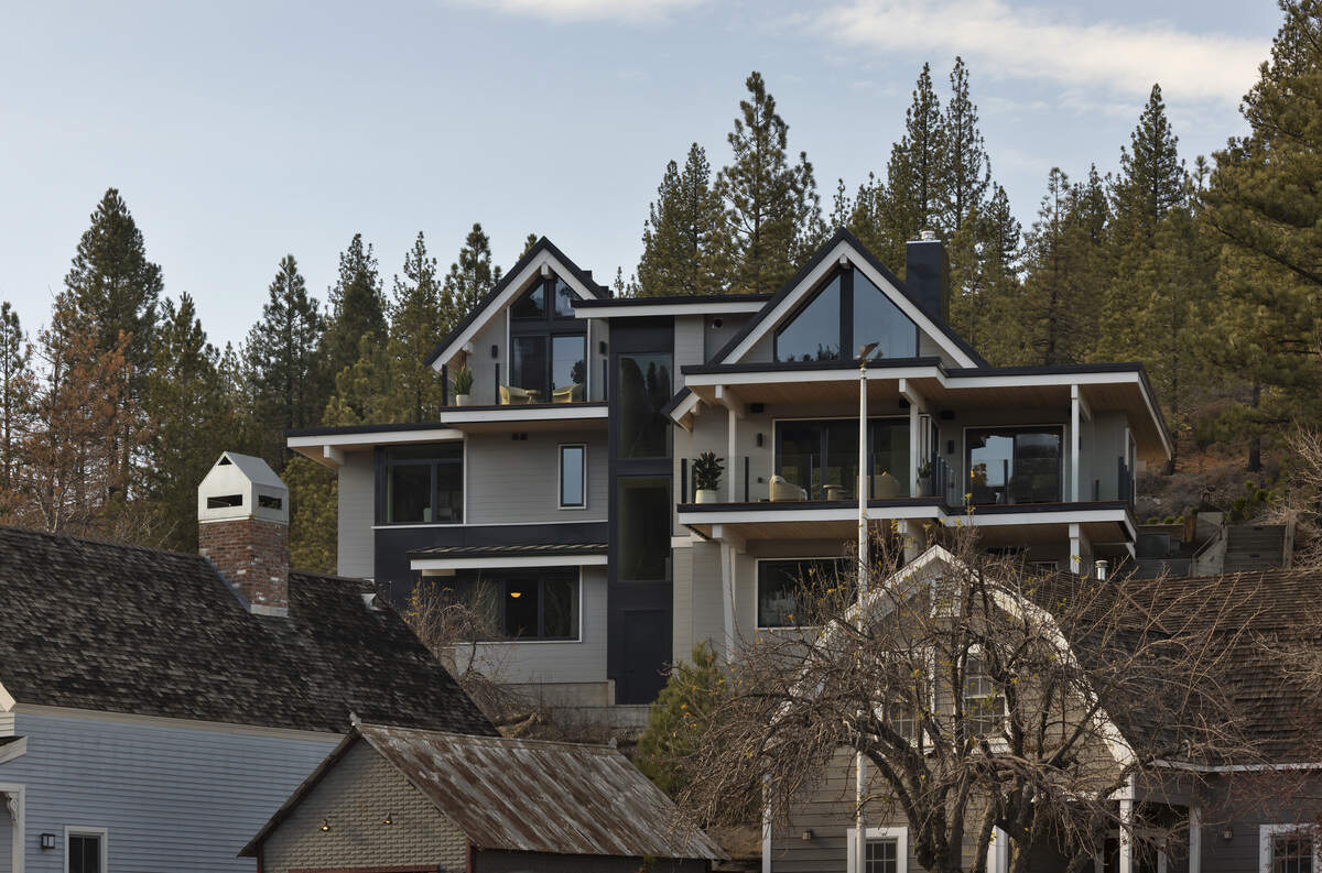 The location is close to historic downtown Truckee and Lake Tahoe ski resorts.