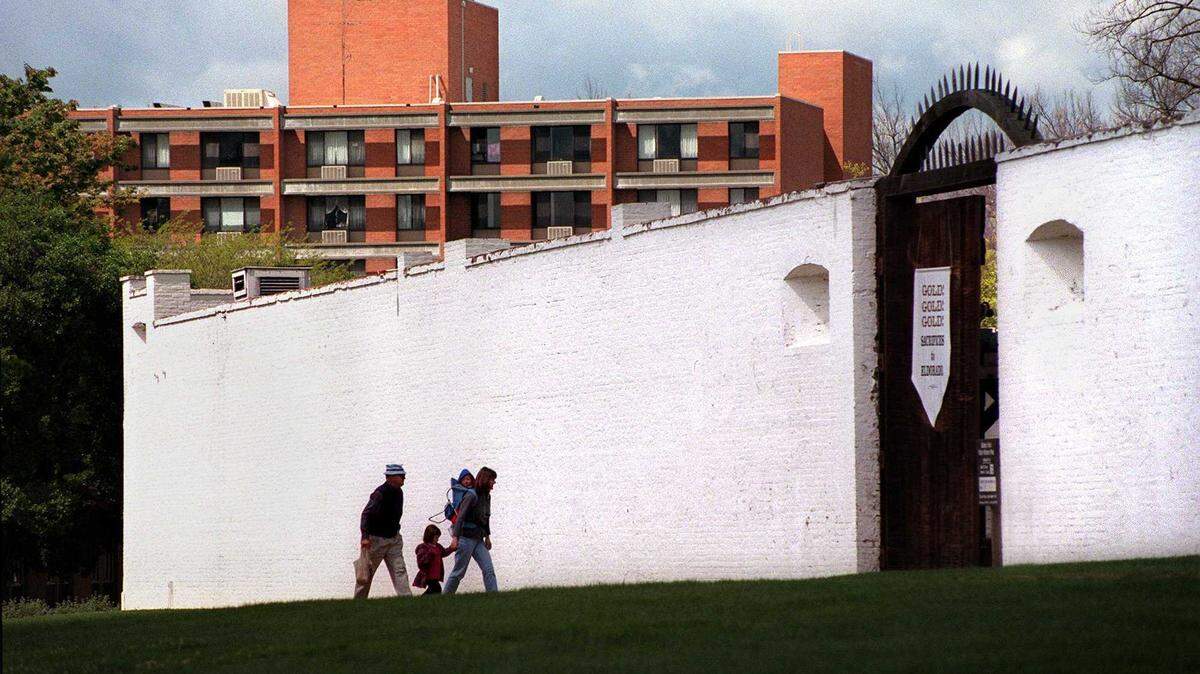 A family enters Sutter’s Fort in 1998. The state Department of Parks and Recreation approved a plan Tuesday, June 11, 2024, that will amend the content of learning materials, tours and other guides at Sutter’s Fort State Historic Park to include Native American history and perspectives.