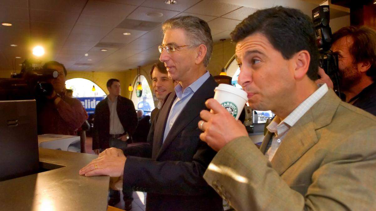 Speaker of the Assembly Fabian Núñez drinks coffee with state Treasurer Phil Angelides in 2006 at the Starbucks location on Alhambra Boulevard and N Street. The East Sacramento store is the latest Starbucks to shutter.