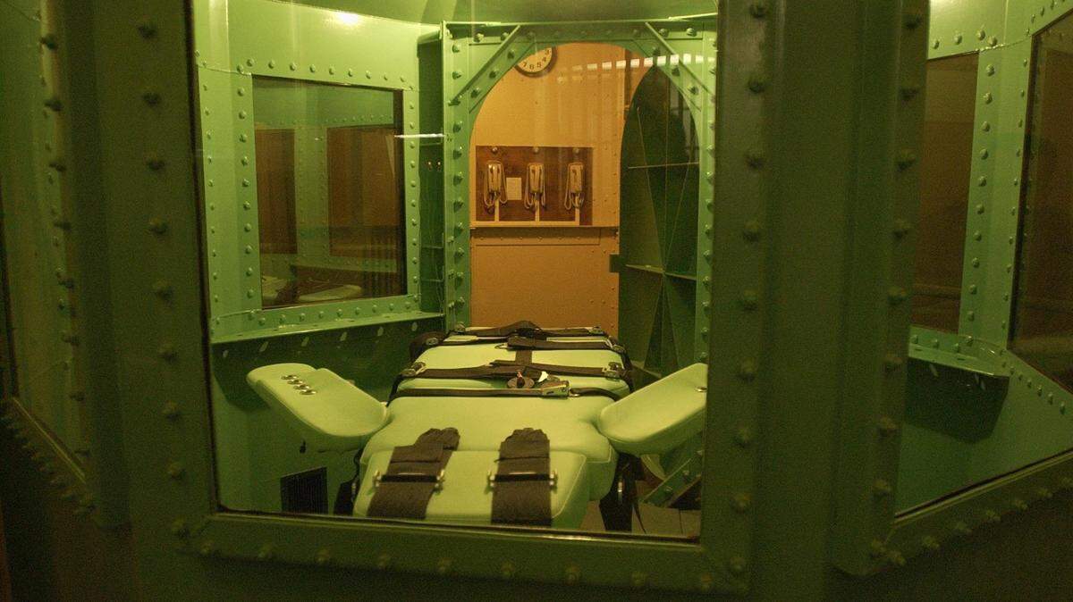 The phones to stop an execution hang on the wall in the background near the execution chamber of San Quentin Prison, California Gov. Gavin Newsom announced the state’s oldest prison is closing. Sacramento Bee/ Brian Baer