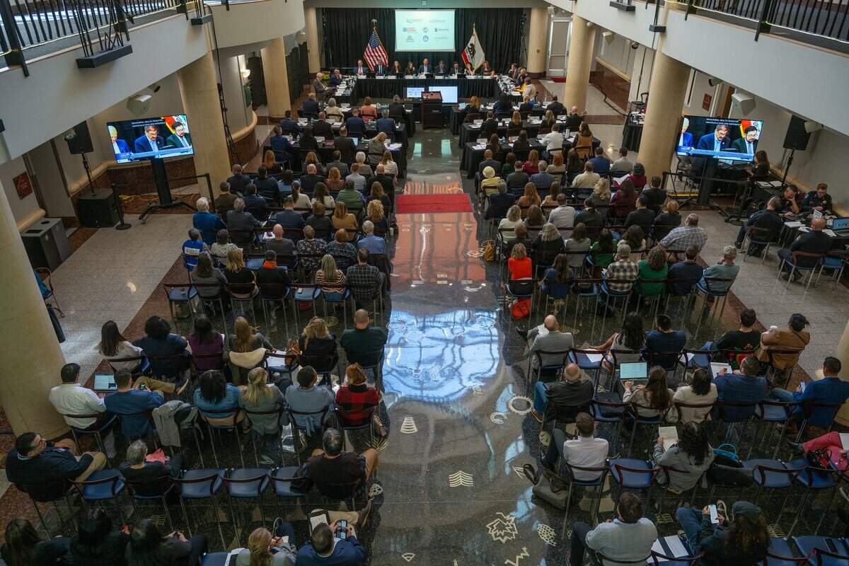 The Tsakopoulos Library Galleria in Sacramento is filled to capacity during a county-city meeting on homeless services and behavioral health on Tuesday, Oct. 28, 2025.