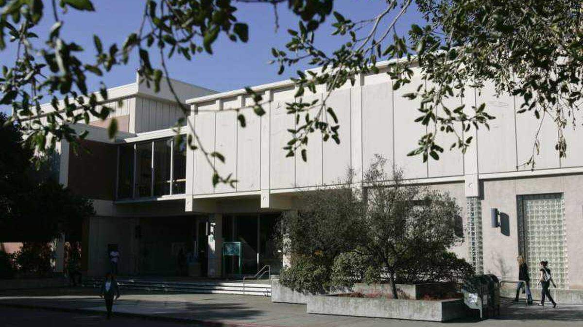 Sonoma Countyâs district attorney, public defender and county counsel are condemning federal immigration agentsâ arrests of three people Tuesday at the Sonoma County Courthouse in Santa Rosa as âlawless,â saying agents flouted California law.
