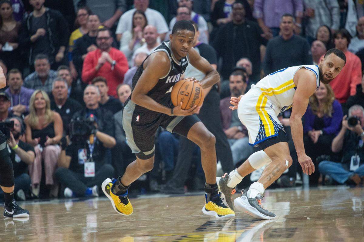 Sacramento Kings guard De’Aaron Fox (5) steals the ball from Golden State Warriors guard Stephen Curry (30) on his way to a Game 2 victory at Golden 1 Center on April 17.