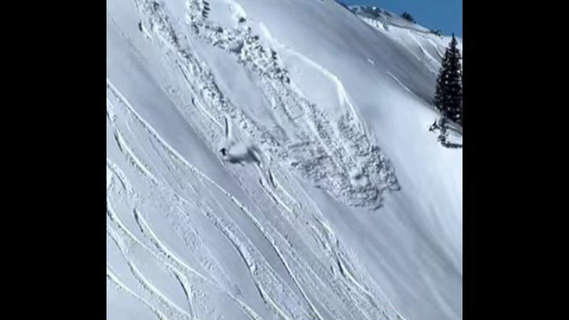An avalanche just misses an alert skier who evaded the cascading show on a ridge near Park City, a Utah video shows.